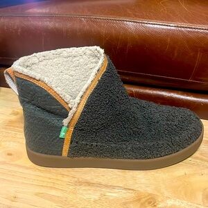 Sanuk Boots Womens Bootah Wild Dove Shearling Green Sheepskin1105068 size 10